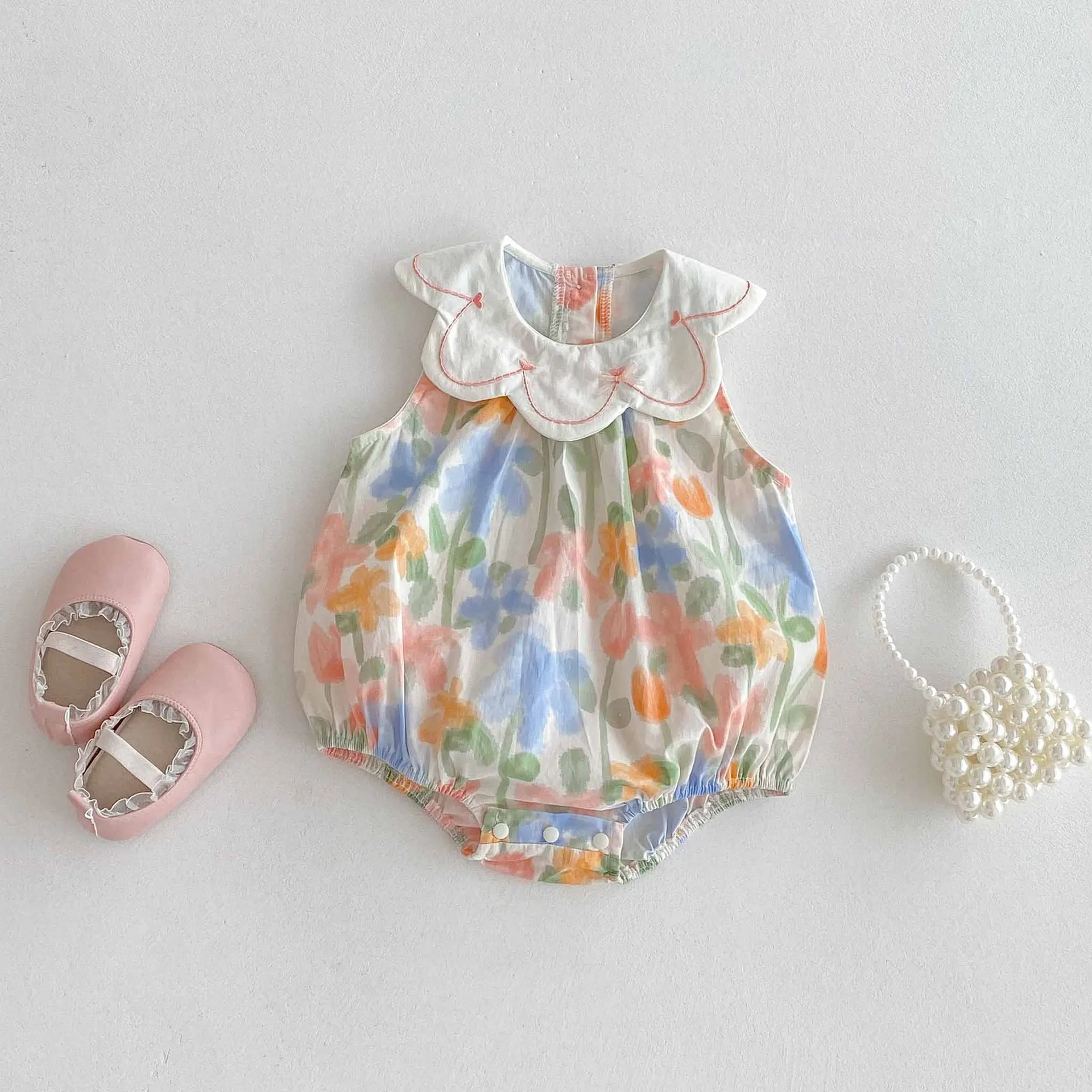 Detalle estampado floral mono bebé