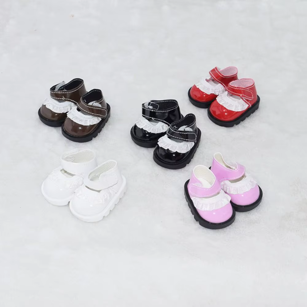 Zapatos puestos en una muñeca de 20 cm