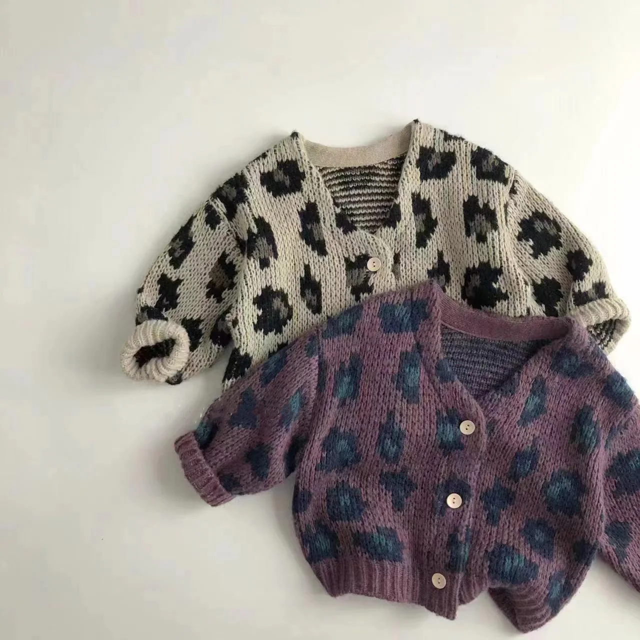 Cárdigan infantil de leopardo en color marrón con punto fino