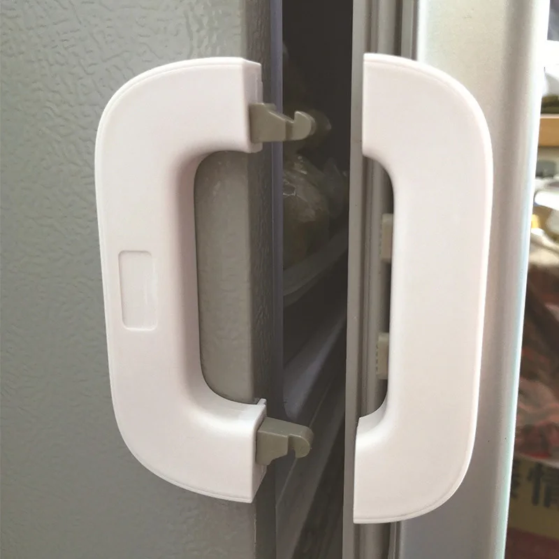 Cerradura en color gris en puerta de refrigerador