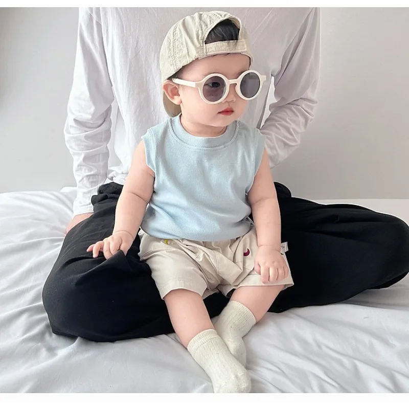 Conjunto infantil de verano con top sin mangas y shorts