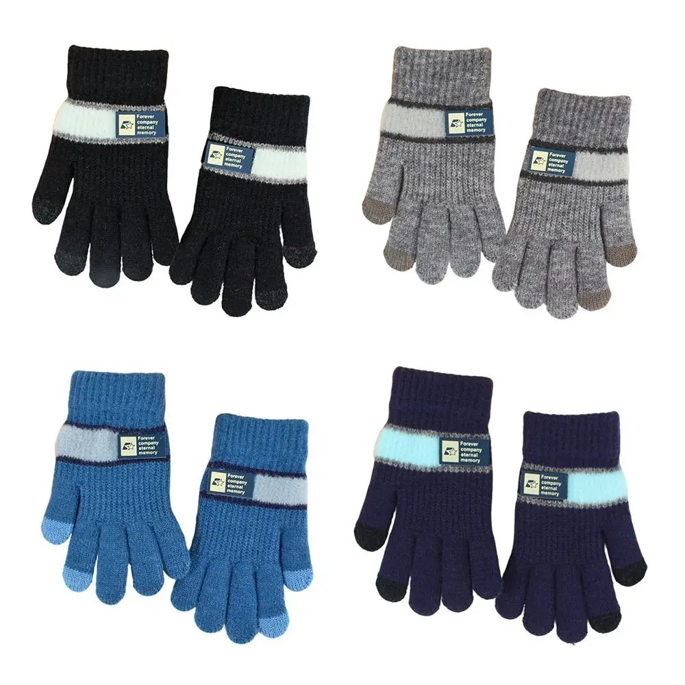 Guantes infantiles caramelo en uso cotidiano