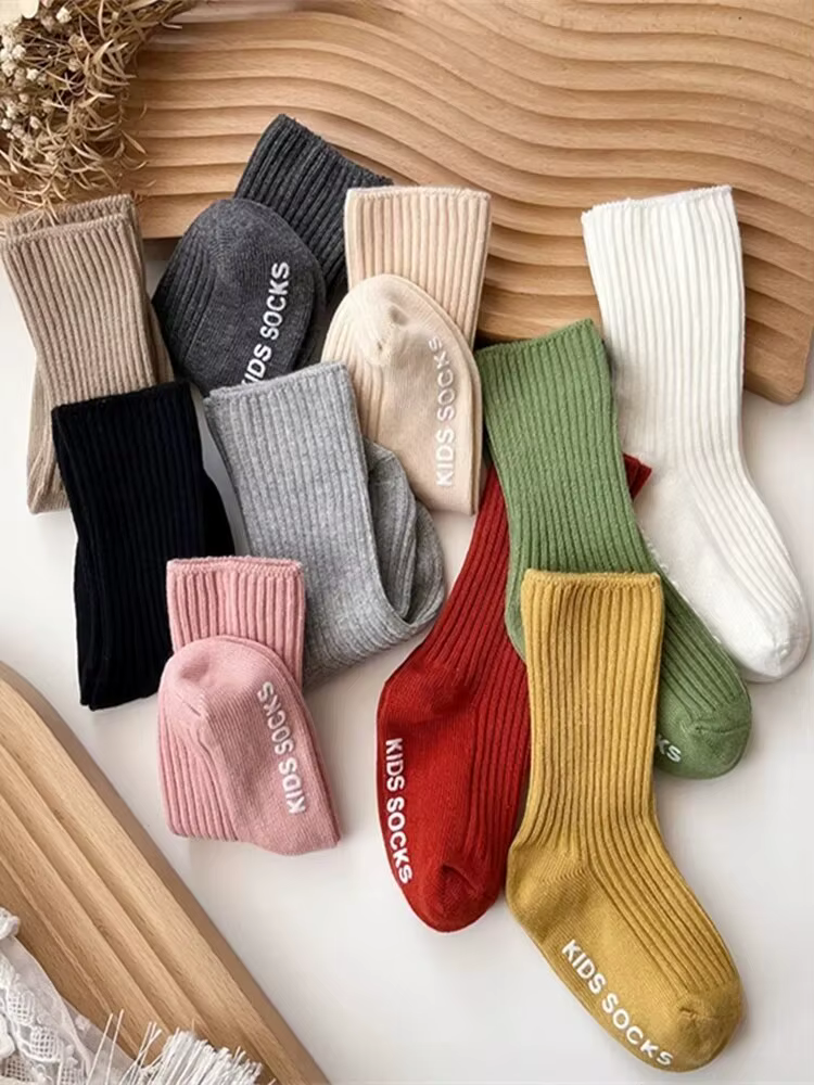 Calcetines para bebe rayados de algodon con suelas antideslizantes - imagen 3