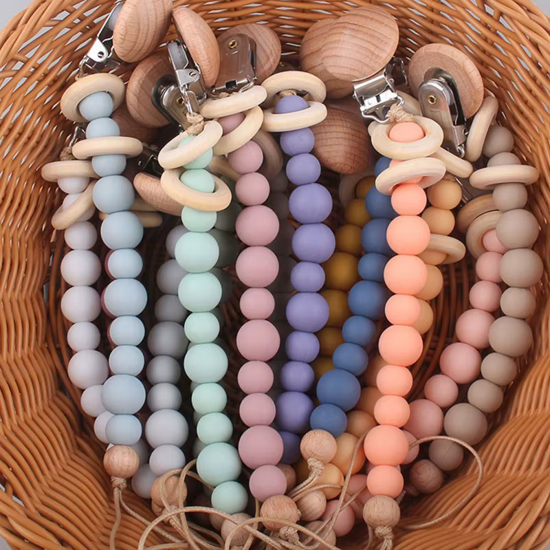 Sujetachupetes de silicona y madera natural para bebé - imagen 4