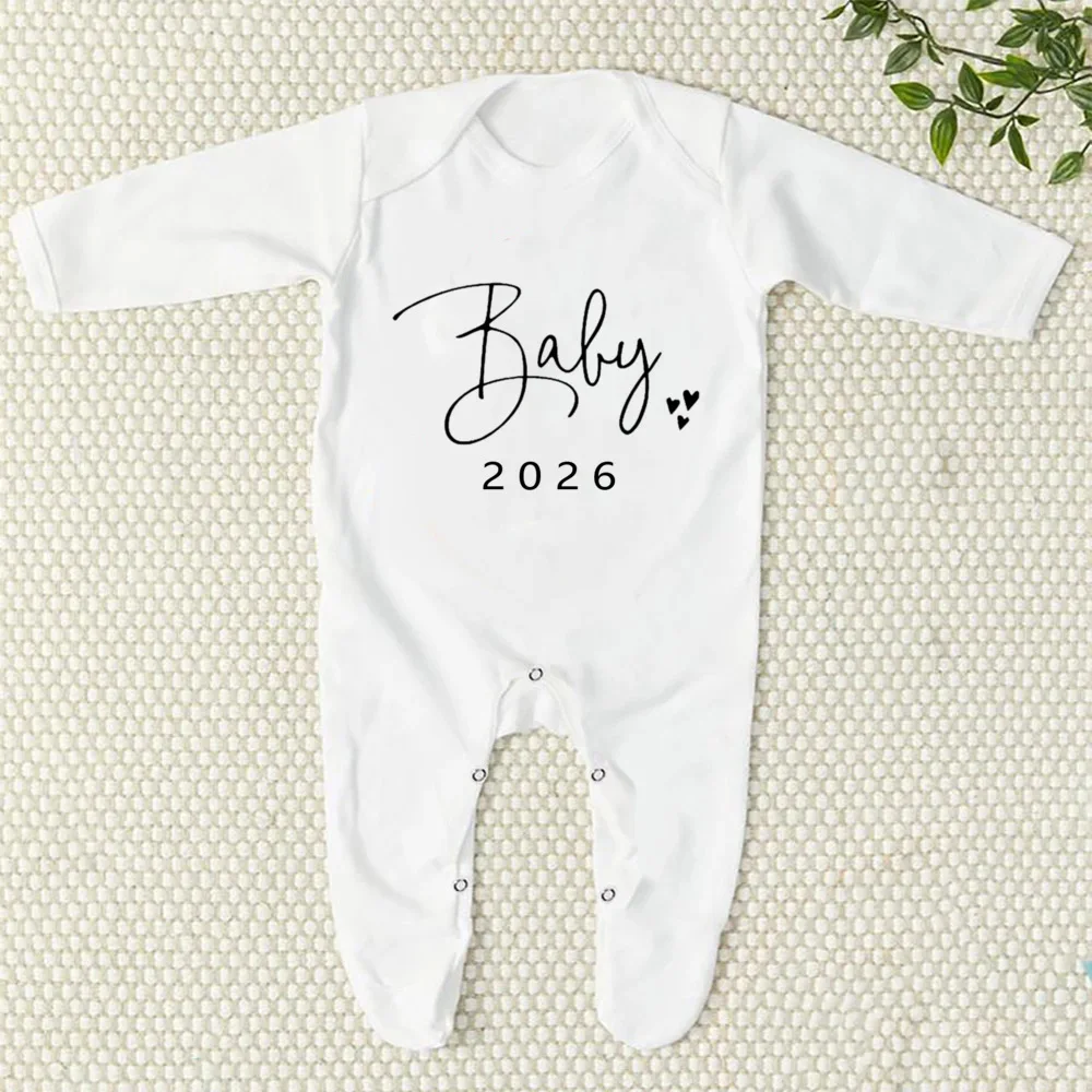 Detalle del traje de dormir para recién nacido tipo pelele