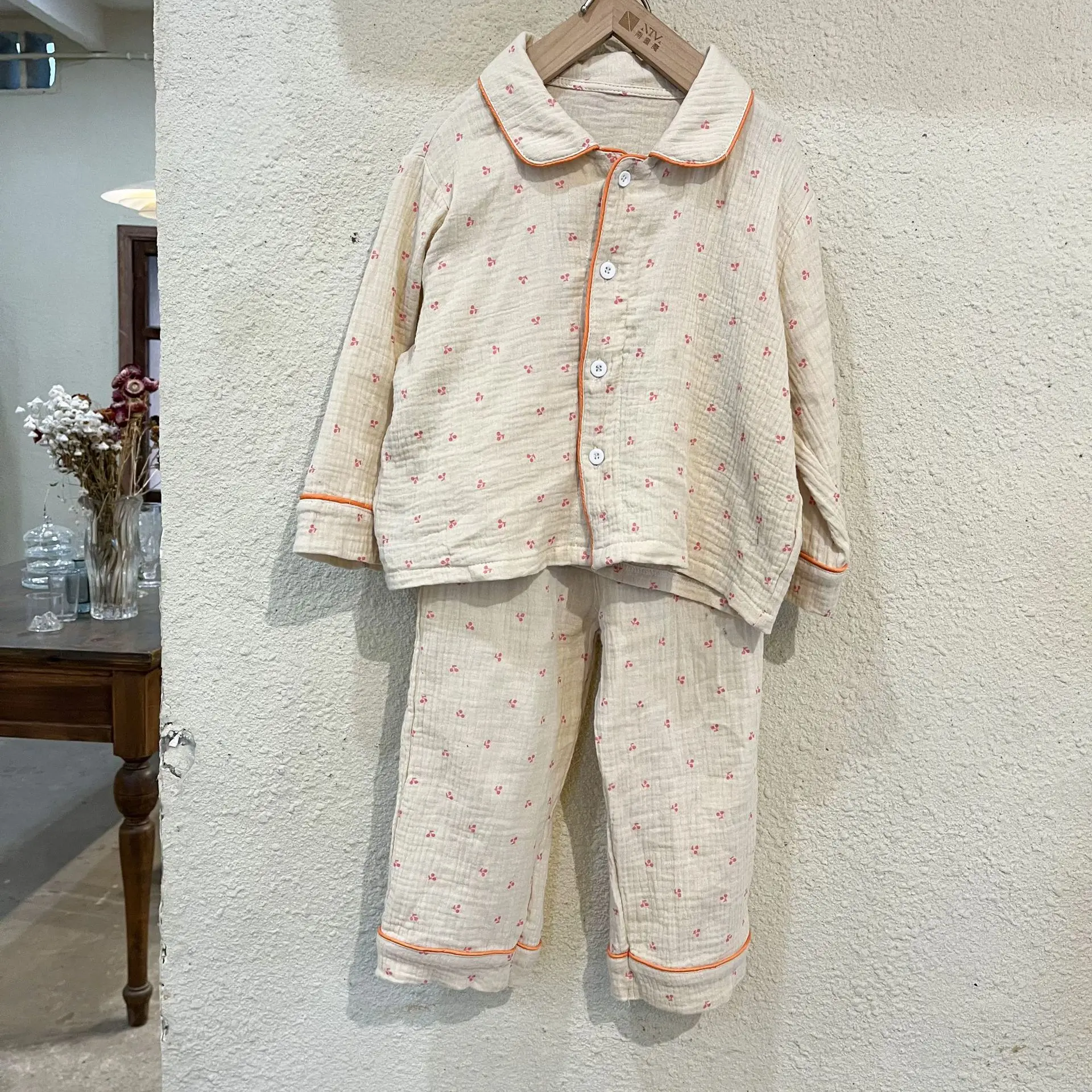 Detalle de las costuras y acabados del pijama