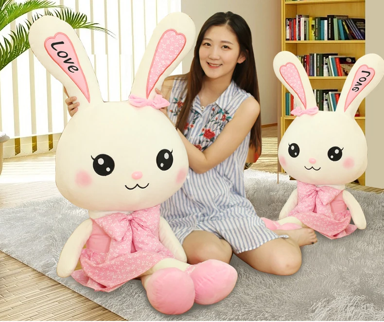 Conejo de peluche con falda y orejas grandes