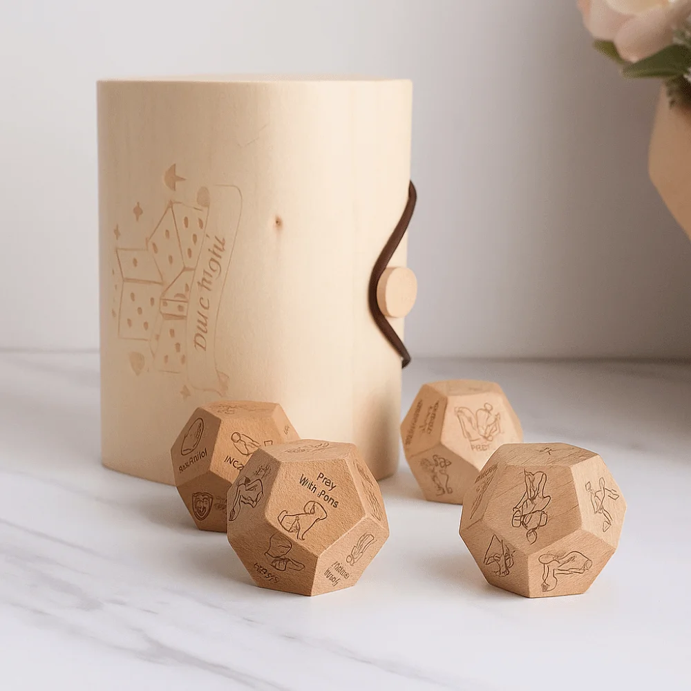 Set de dados de madera listo para usar en mesa