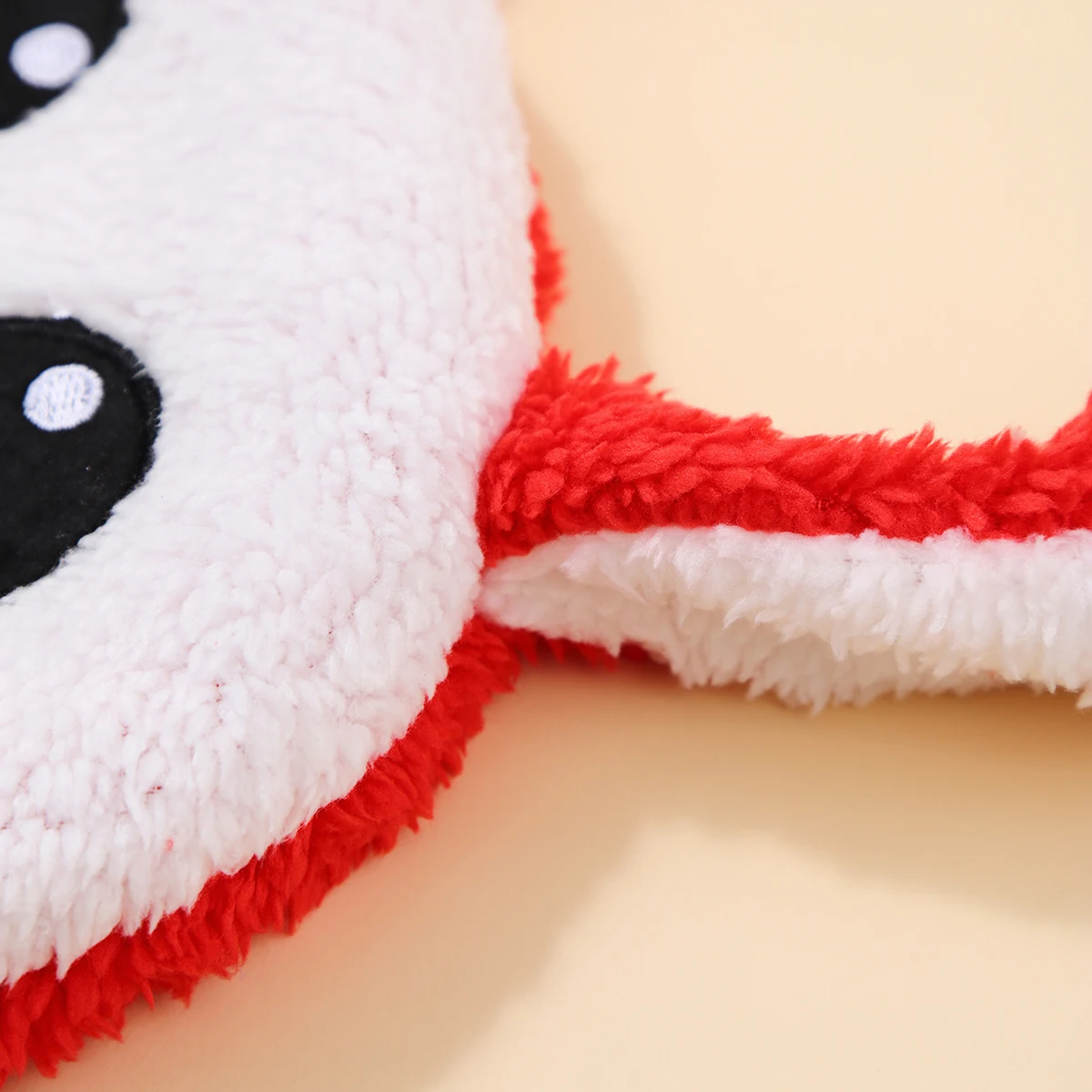 Detalle del gorro y la bufanda para abrigar