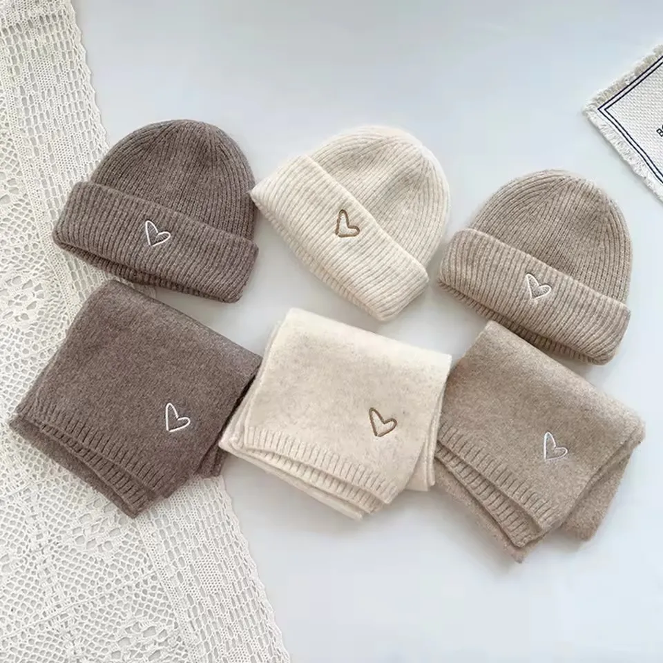 Gorro y bufanda de invierno para bebé – Punto suave con bordado de corazón - imagen 5