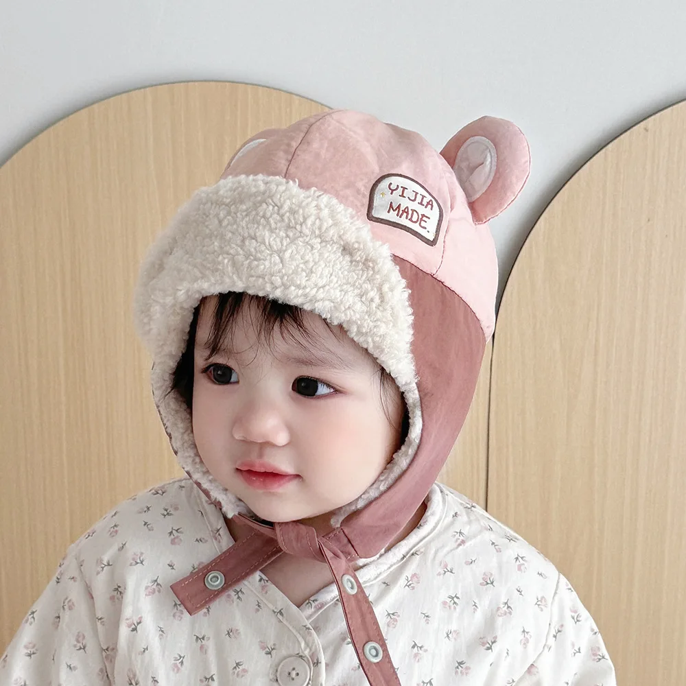 Gorro invernal cortavientos con bloques de color y orejeras felpa