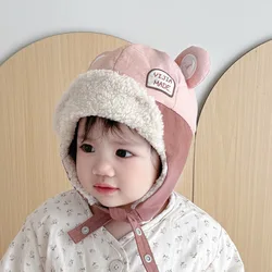 Gorro invernal cortavientos con bloques de color y orejeras felpa