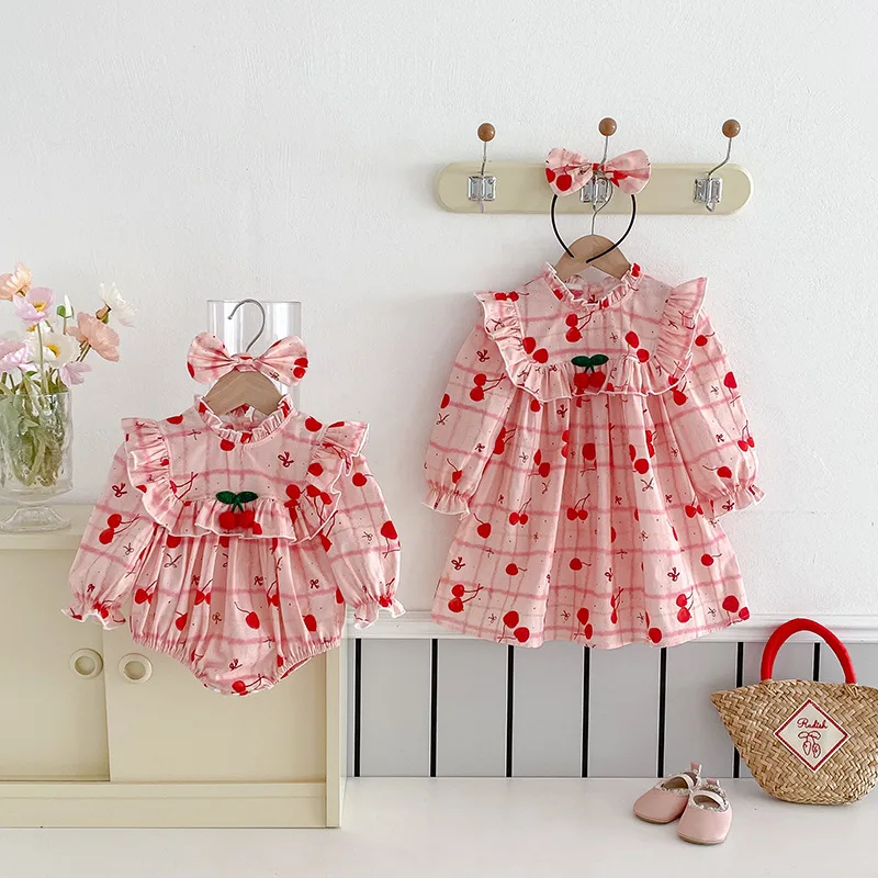 Body rojo con cerezas detalle