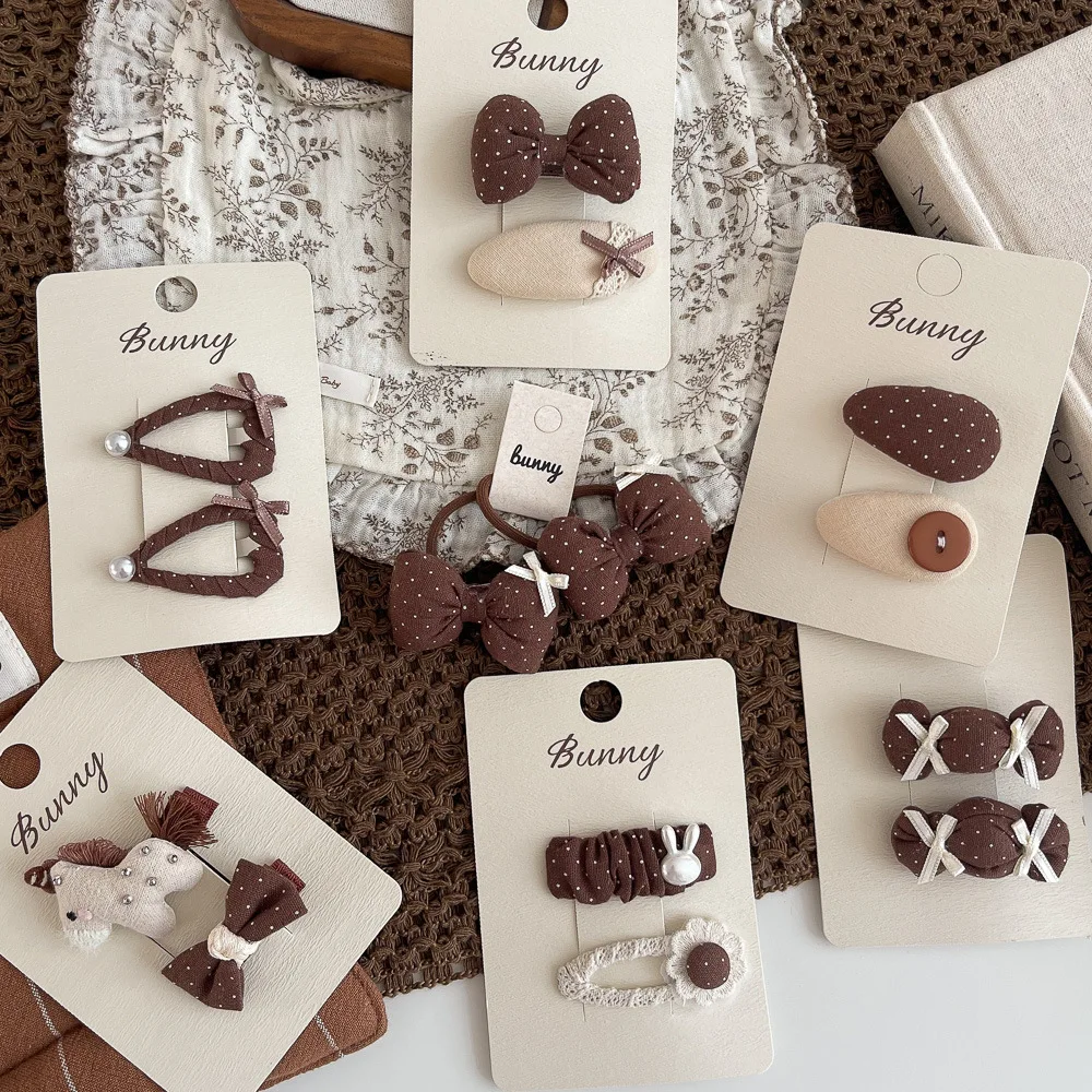 Horquillas infantiles con lazo de lunares y perlas