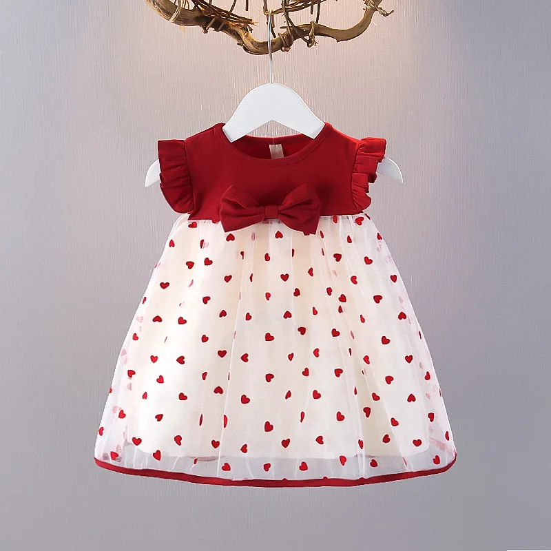 Vista frontal del vestido de princesa con mangas volantes y estampado rojo