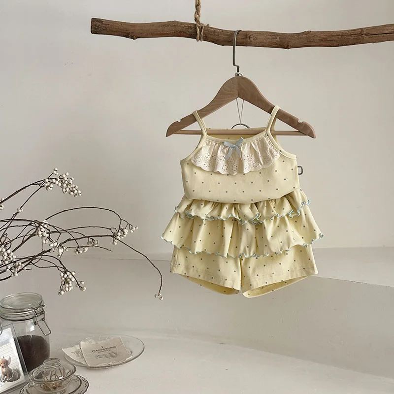 Conjunto de bebé con top de tirantes y shorts a juego