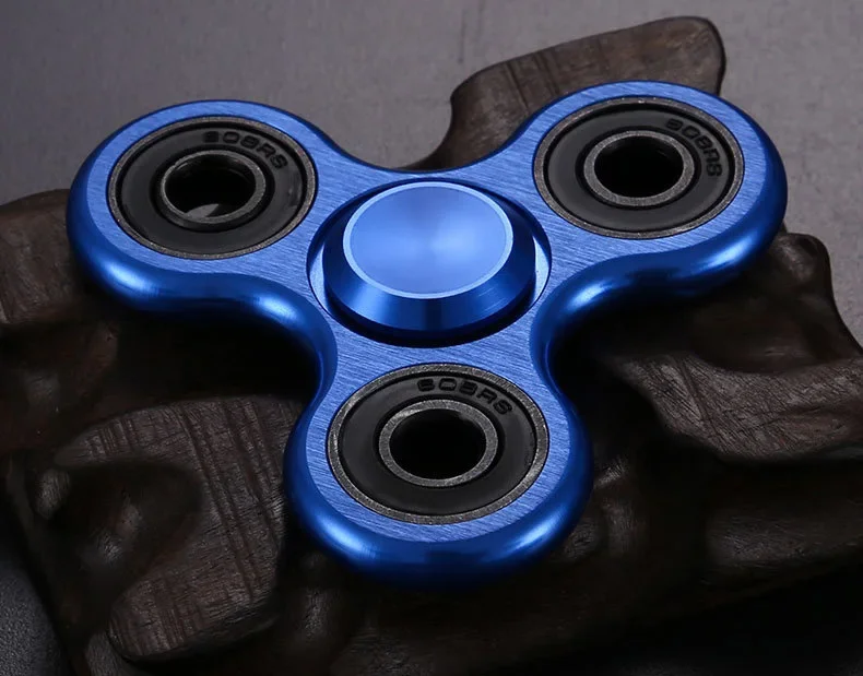 Spinner bajo luz resaltando su acabado metálico