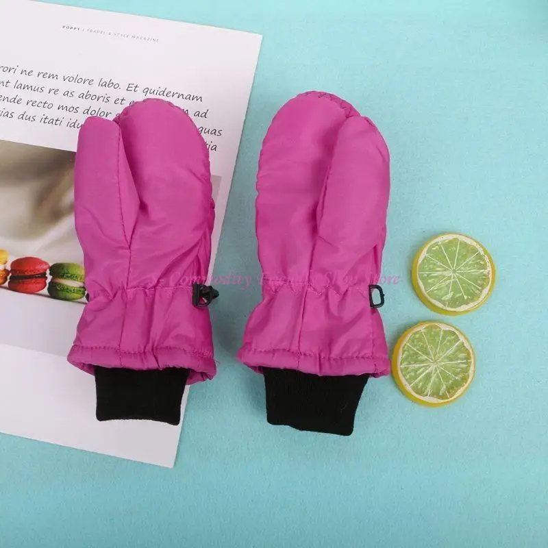 Guantes 85AE en uso durante actividad invernal