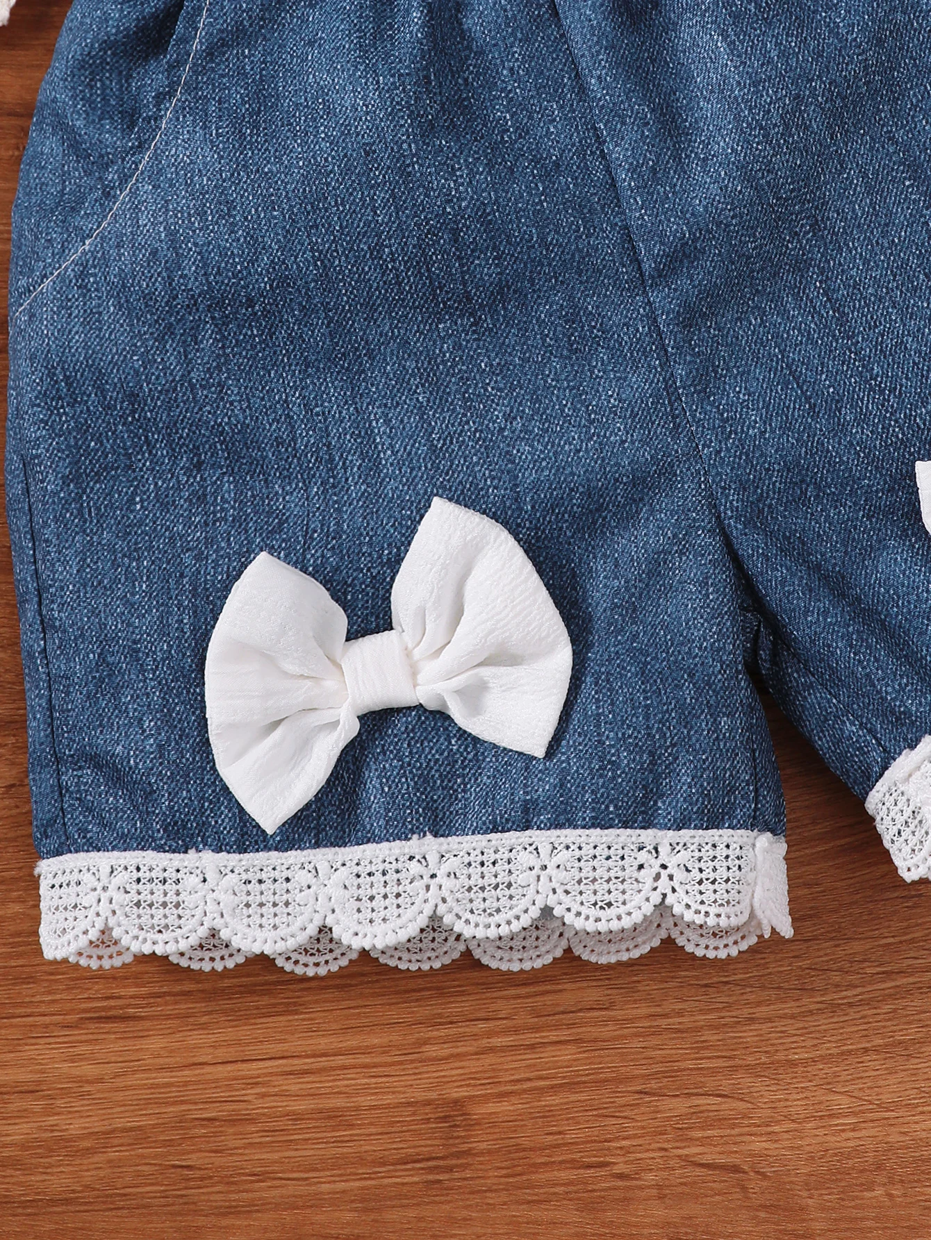 Conjunto niña encaje blanco con pantalón corto vaquero y bolso - imagen 2