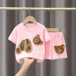 Conjunto de verano infantil con camiseta ilustrada y pants cortos