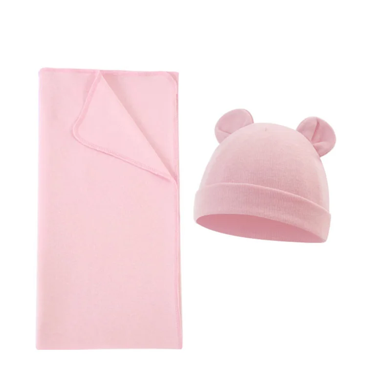 Detalle del bordado y el dobladillo del gorro