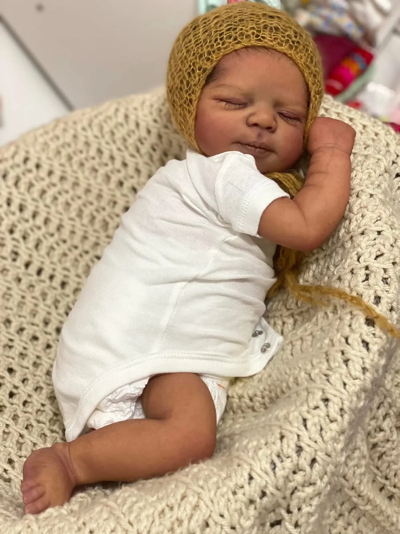 Muñeca Reborn Pascale realista de piel oscura pintada a mano - imagen 3