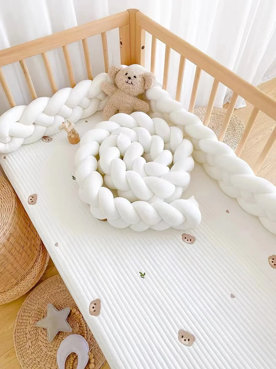 Parachoques instalado en cuna infantil