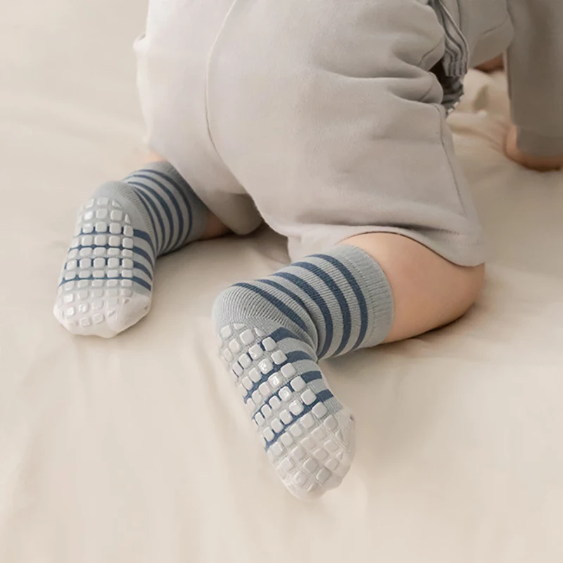 Calcetines antideslizantes de algodón para bebé con dibujos a rayas - imagen 3