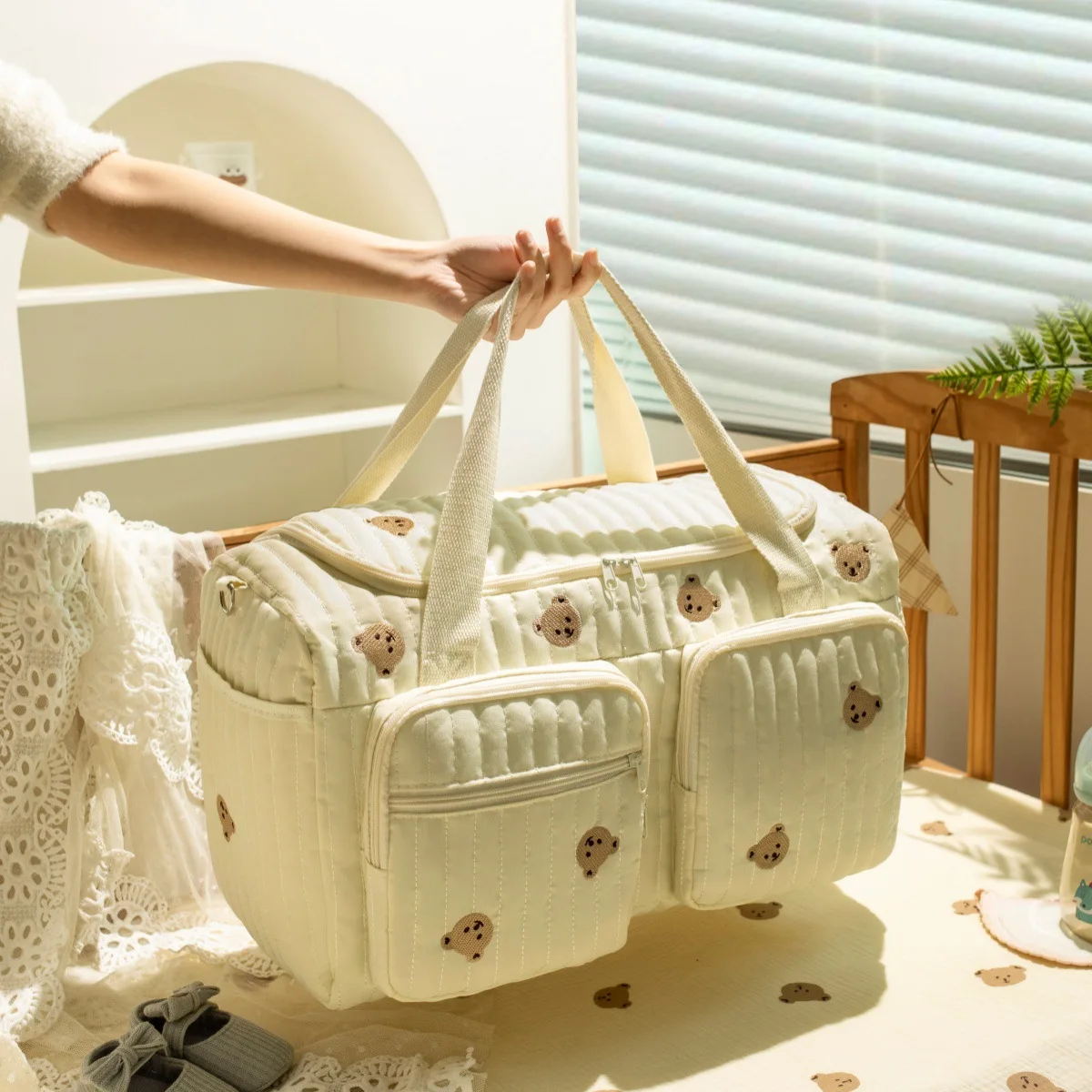 Bolsa de pañales beige con bordado de oso en algodón - imagen 2