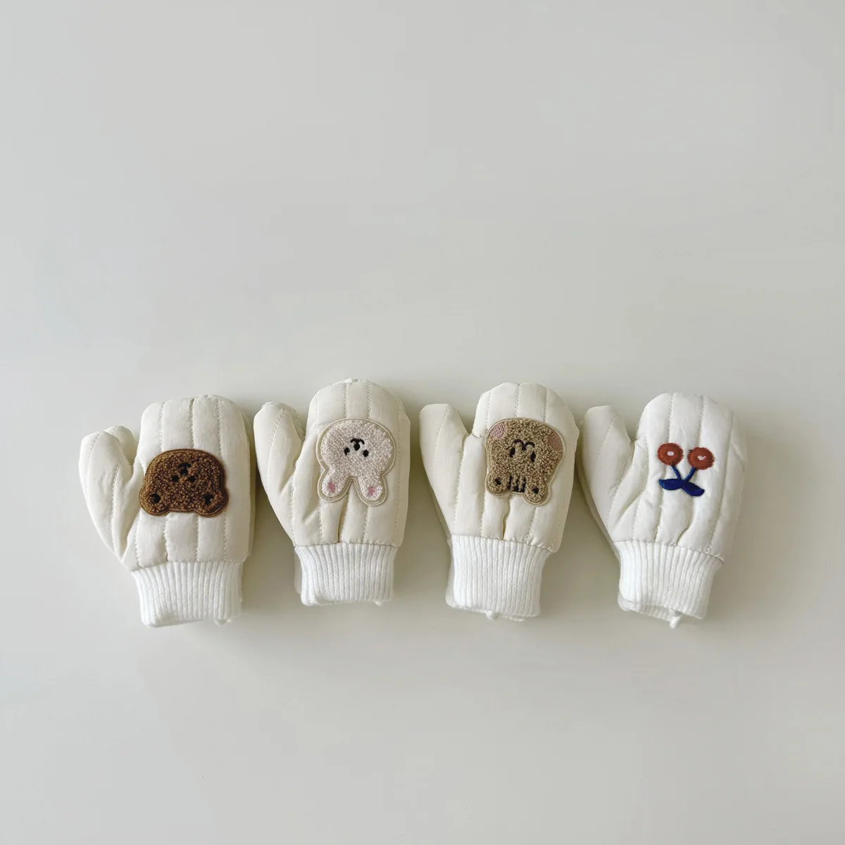 Manoplas para bebé con diseño de oso