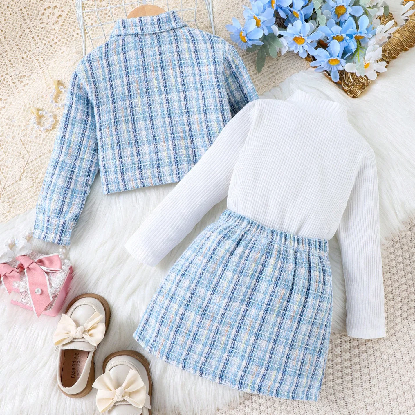 Conjunto de bebé con chaqueta a cuadros, top y falda - imagen 2