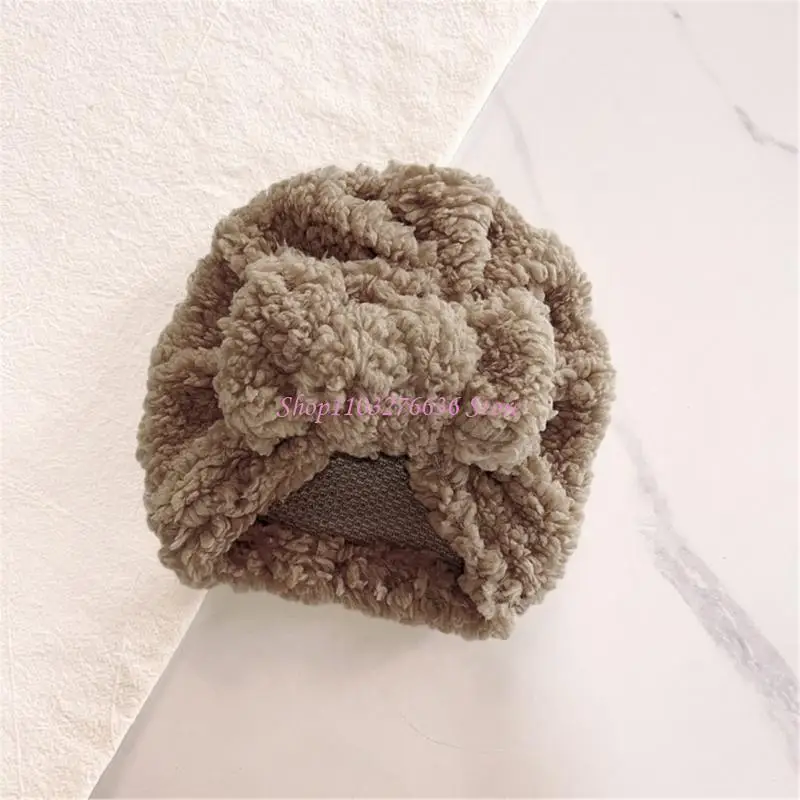 Detalle del gorro turbante con nudo moderno