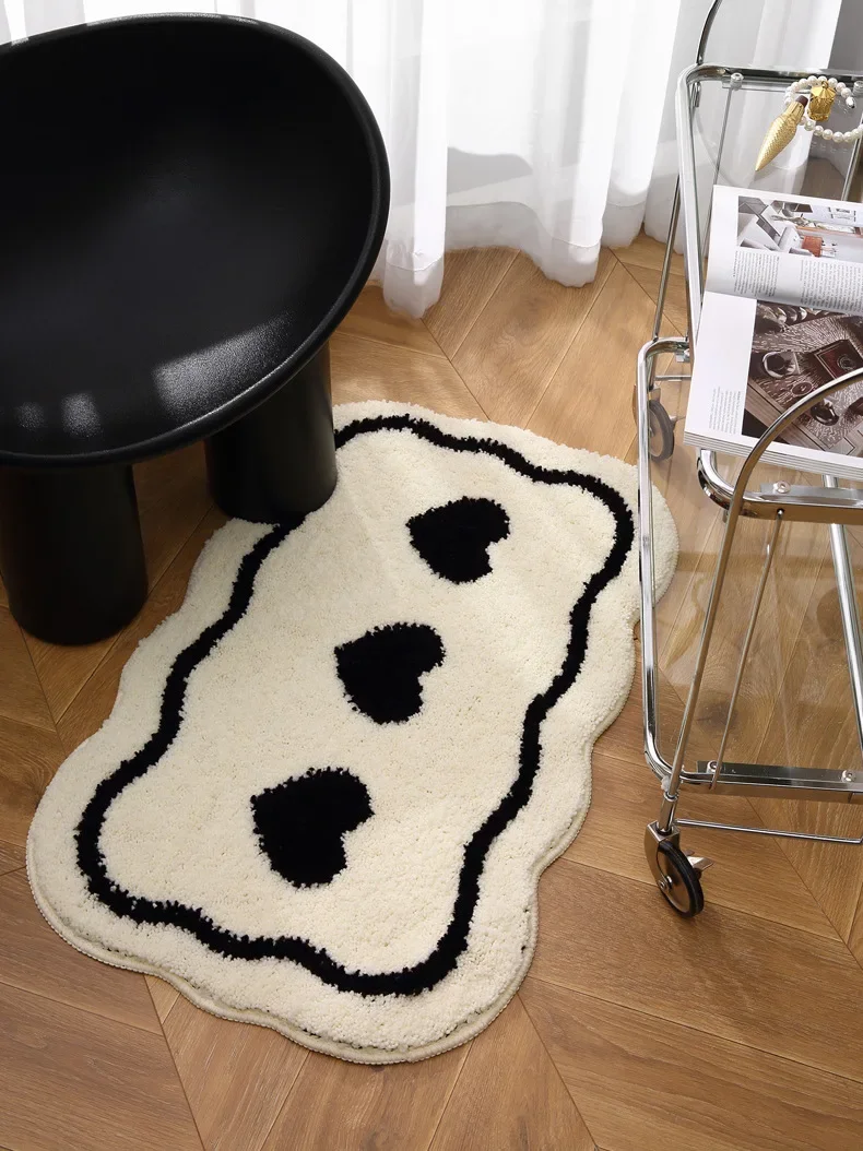 Alfombra absorbente antideslizante con diseño de corazón blanco y negro