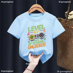 Camiseta infantil retro estampado Level Days Of School Unlocked