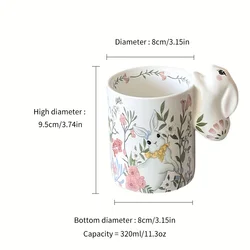 Taza cerámica con conejito de Pascua y flores primaverales tiernas