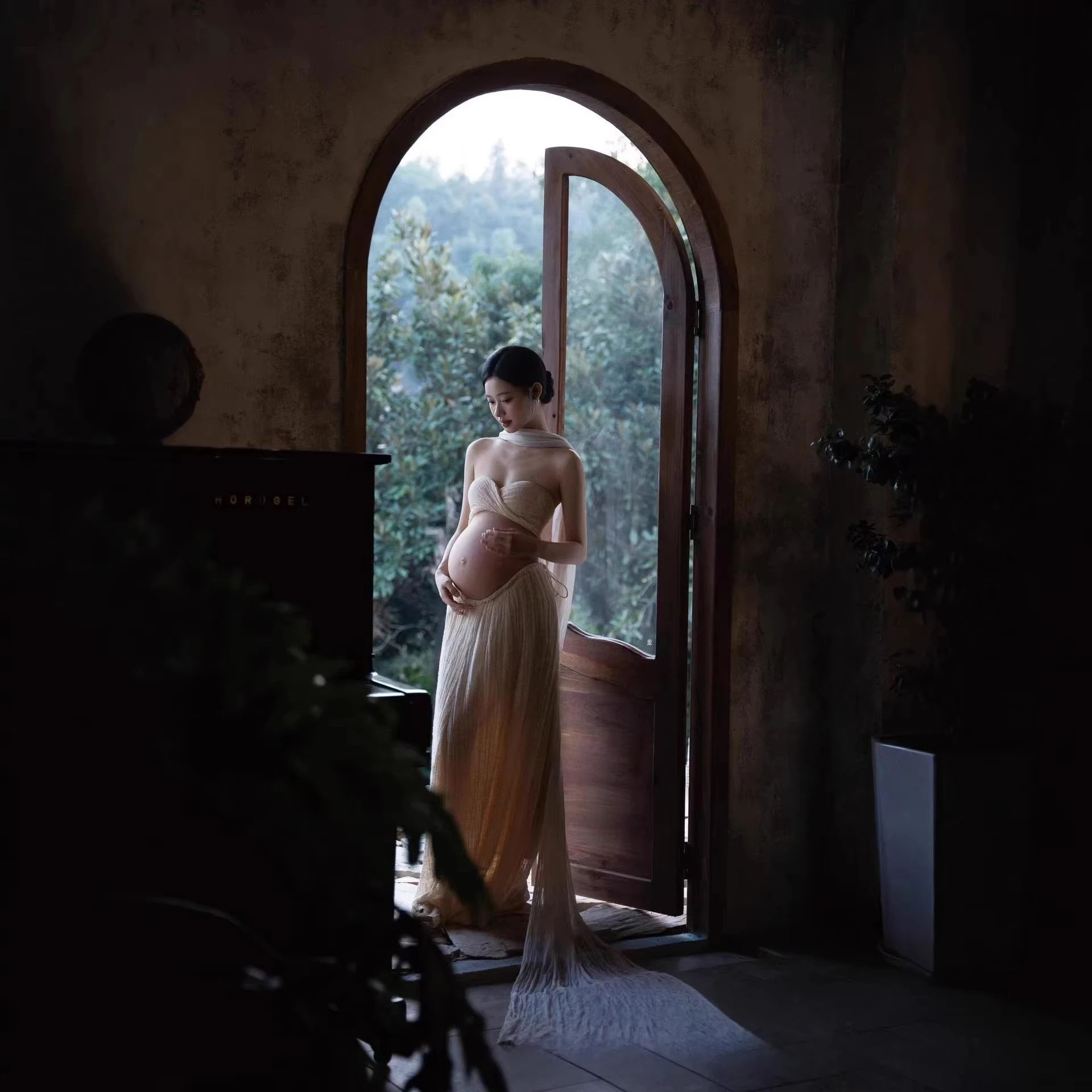 Vestido de maternidad retro elegante con velo para sesión en estudio - imagen 2
