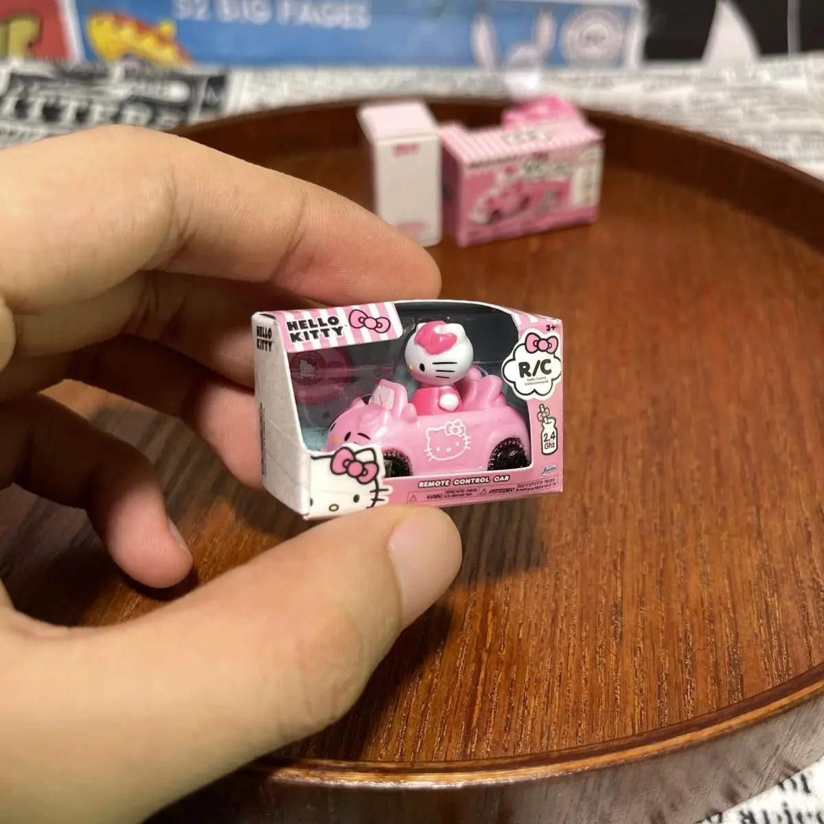Coche RC de Hello Kitty rosa con figura para colección - imagen 5