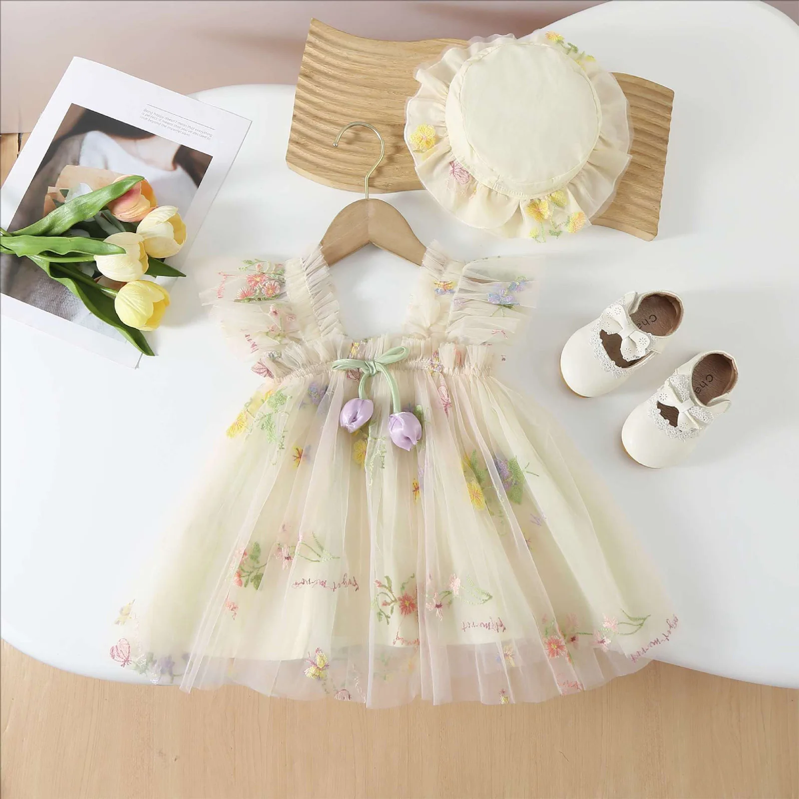 Detalle del sombrero a juego con el vestido