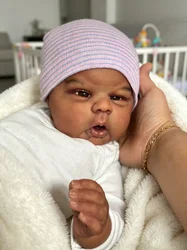 NPK muñeca reborn Gounchi pintada a mano de piel marrón oscura