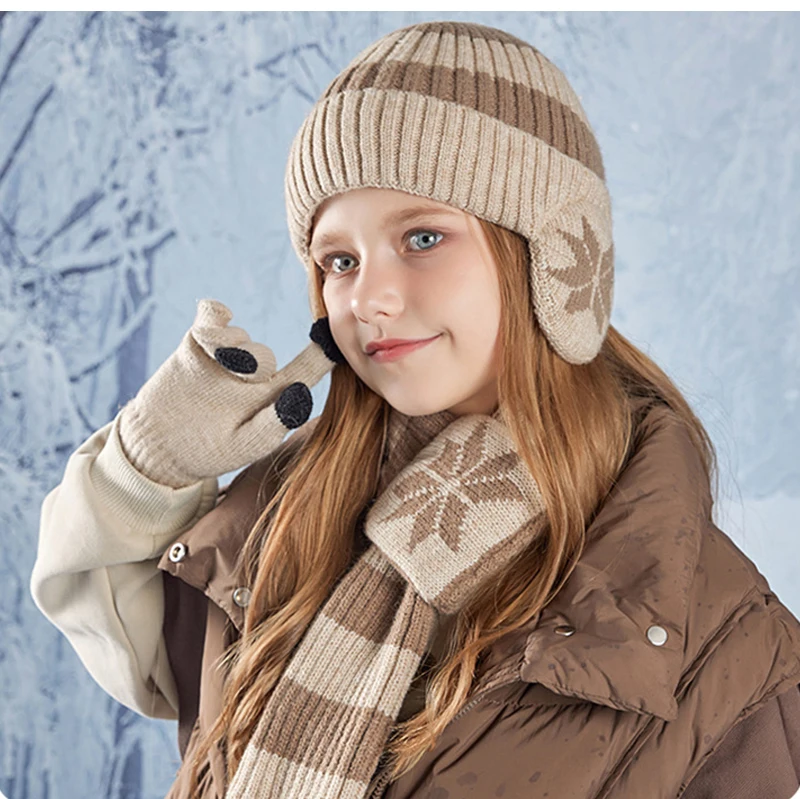 Gorro y accesorios con enfoque en abrigo