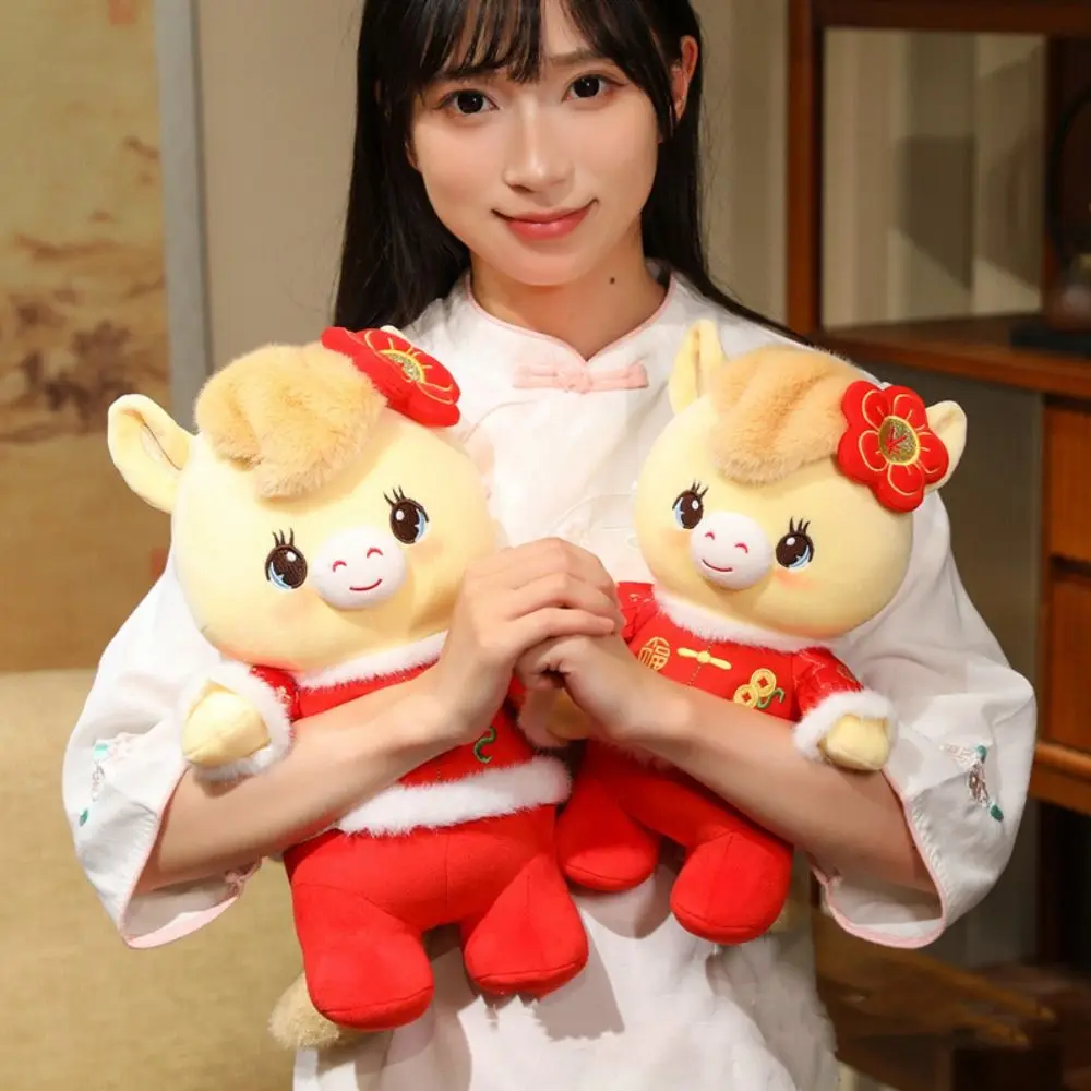 Peluche de caballo del zodiaco chino rojo con traje Tang - imagen 3