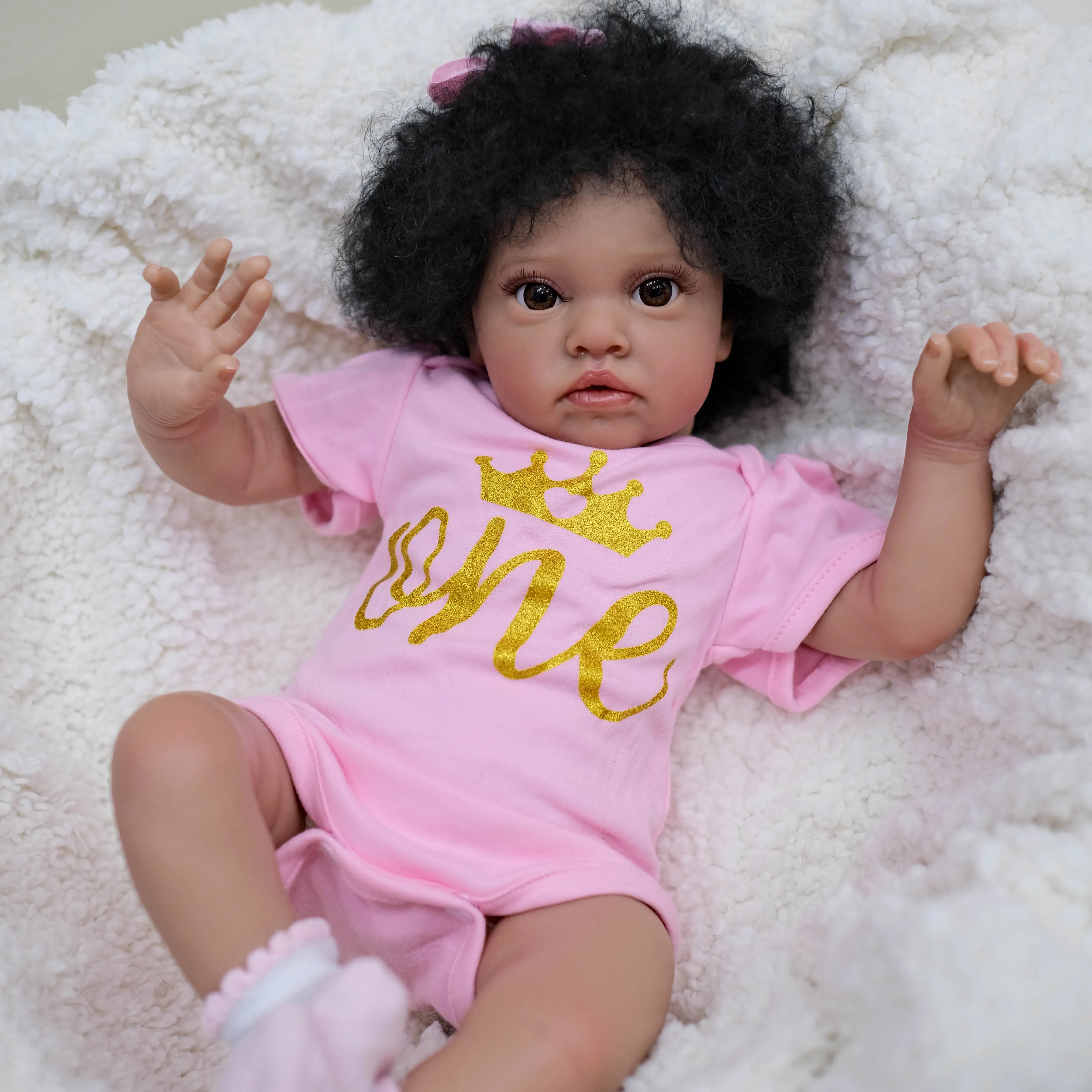 Accesorios incluidos: chupete, biberón y certificado de la muñeca reborn