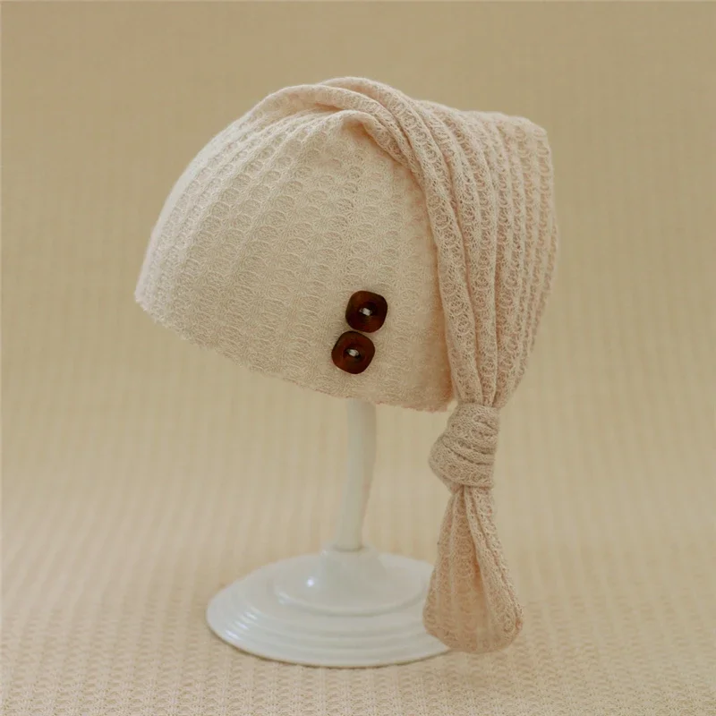 Gorro de fotografía para recién nacido tejido con botones - imagen 3