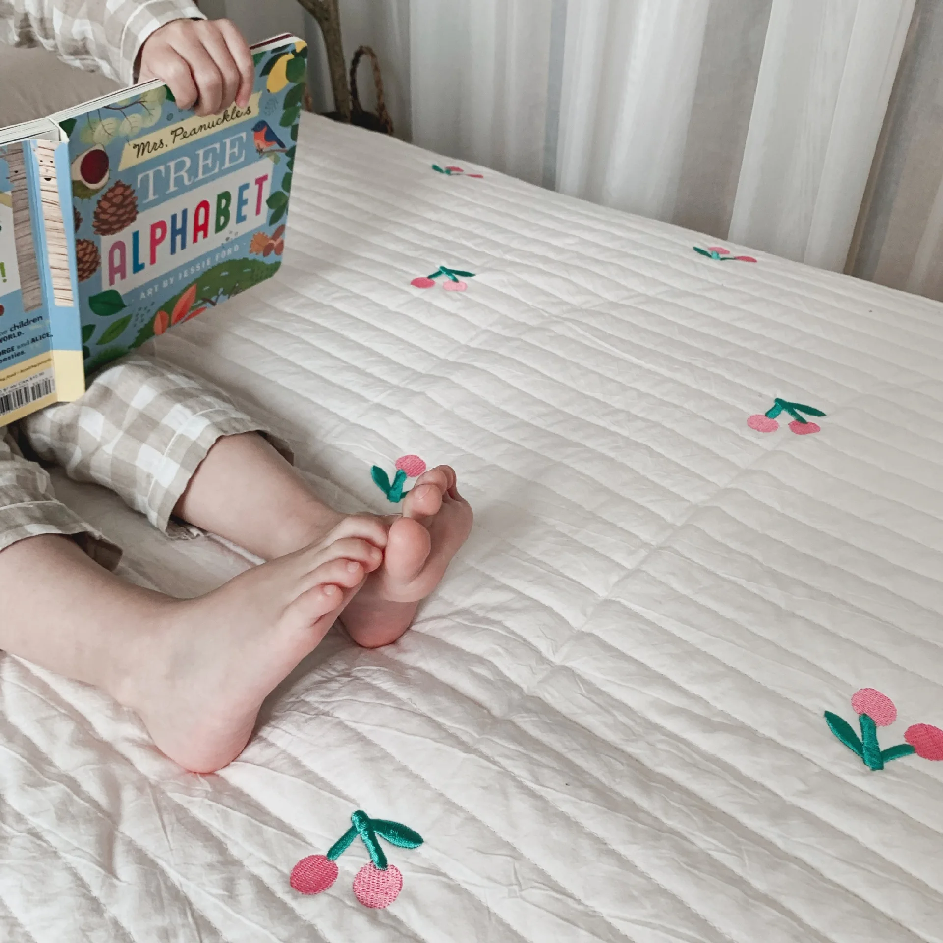 Sábana usada en entorno de habitación infantil