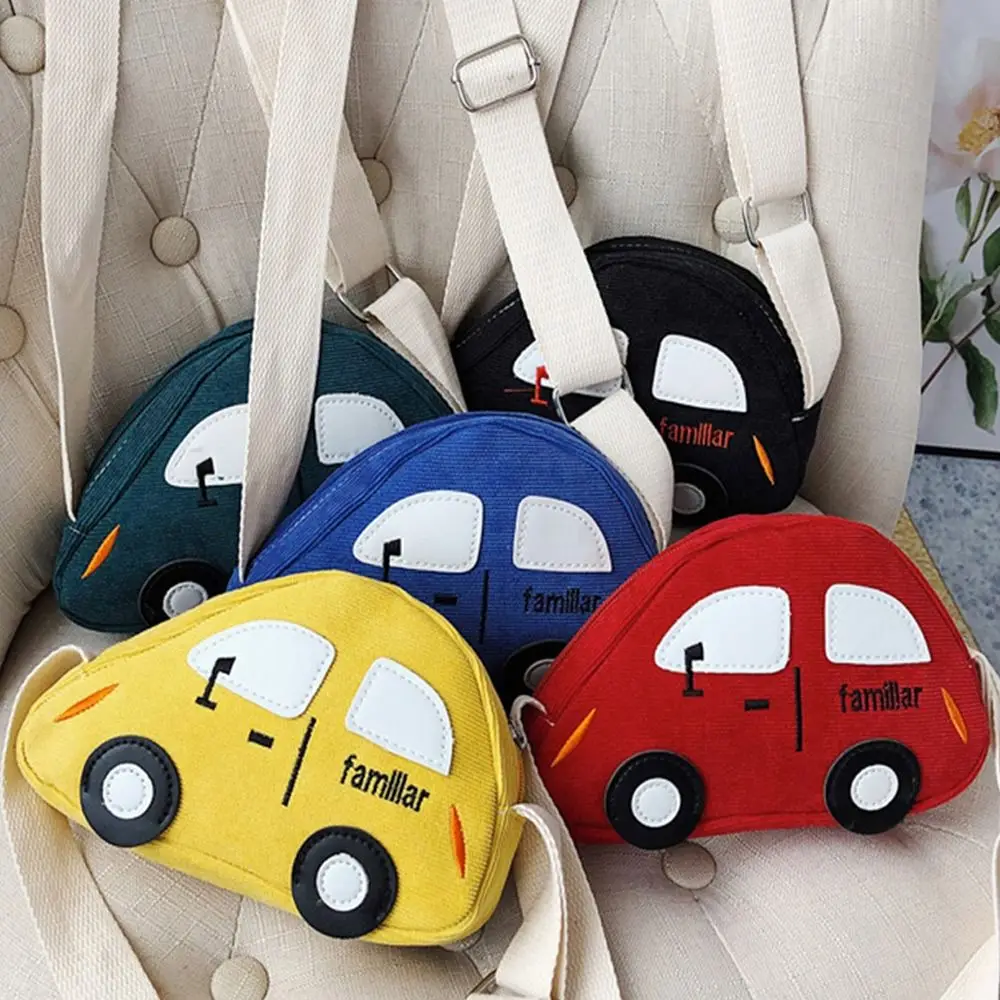 Bolso diagonal con diseño de coche animado en tonos vivos