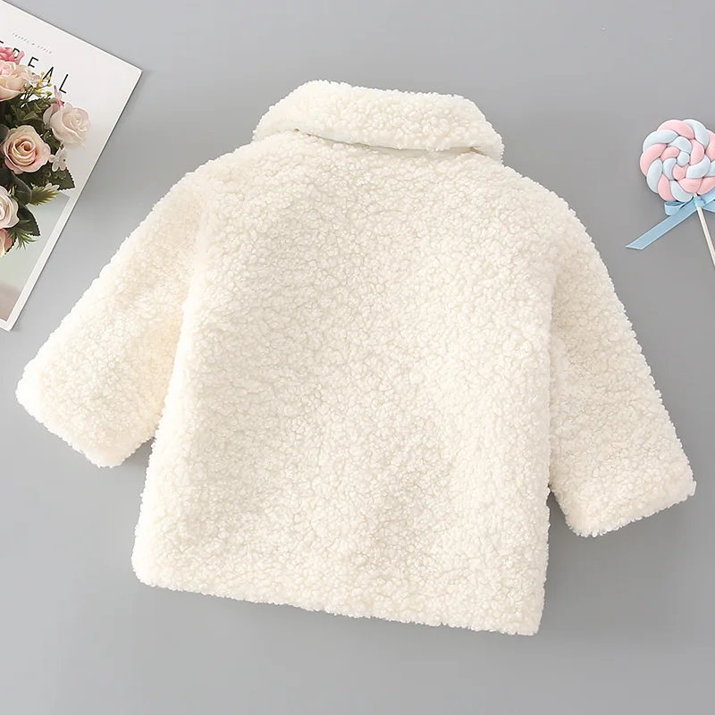 Detalle del abrigo infantil acolchado