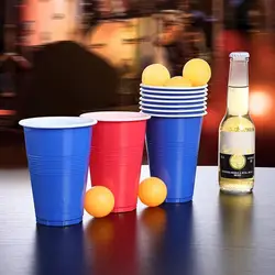 Juego de pong con vasos rojos y azules para fiestas