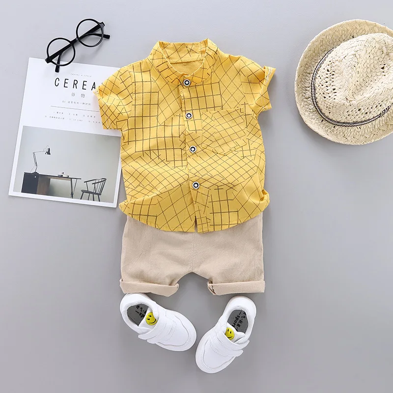 Conjunto de camisa a cuadros y pantalones cortos
