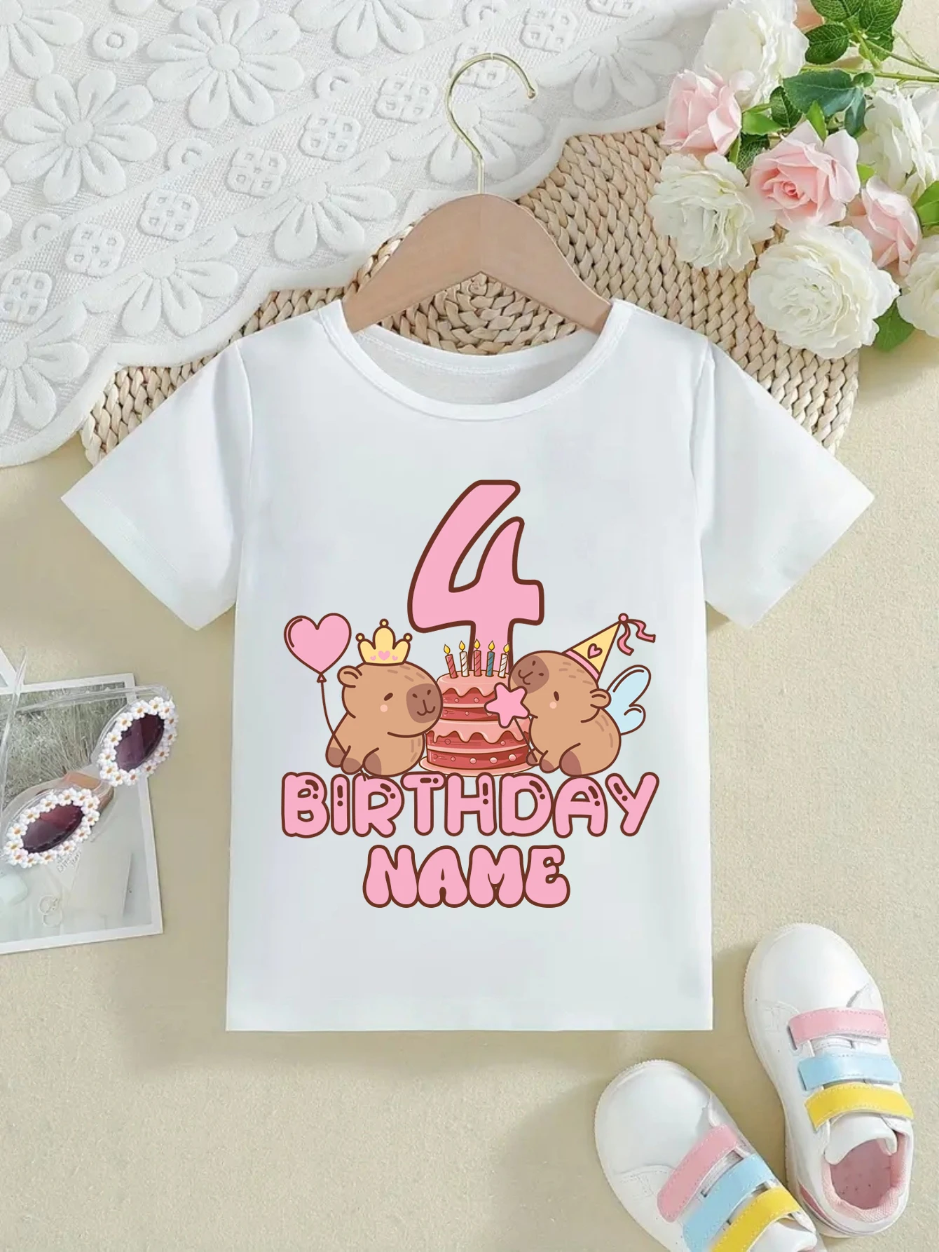 Camiseta blanca personalizada con nombre y princesa Magic Capybara - imagen 4