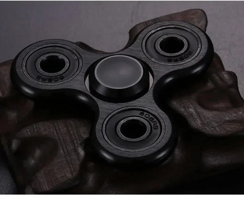 Spinner apoyado sobre una mano humana